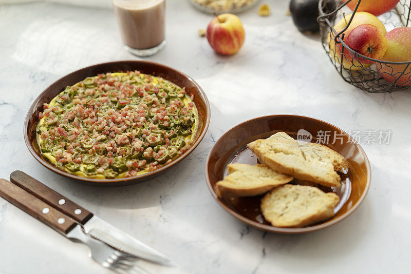 自制早餐:培根秋葵煎蛋卷和烤面包
