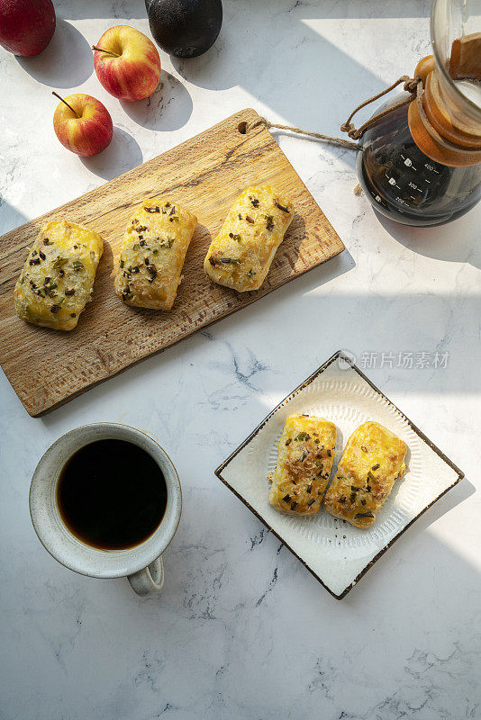 自制早餐:酥皮点心和咖啡