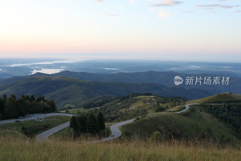 日出时蜿蜒的山路景色