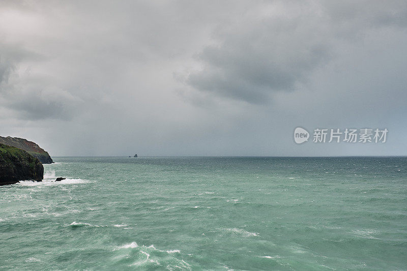 在纽基的Perranporth眺望大海，乌云密布，大雨倾盆。