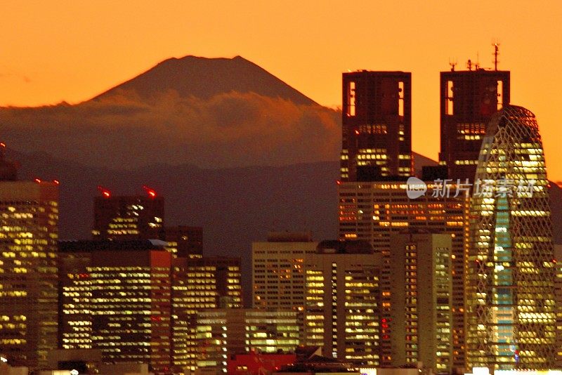 富士山和东京的天际线:白天和黑夜