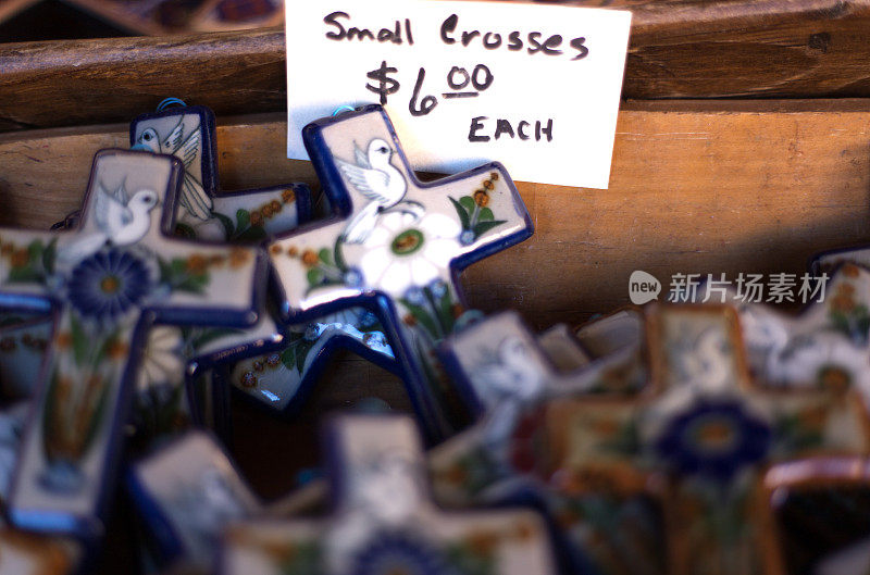 圣塔菲，NM:零售展示墨西哥陶瓷十字架