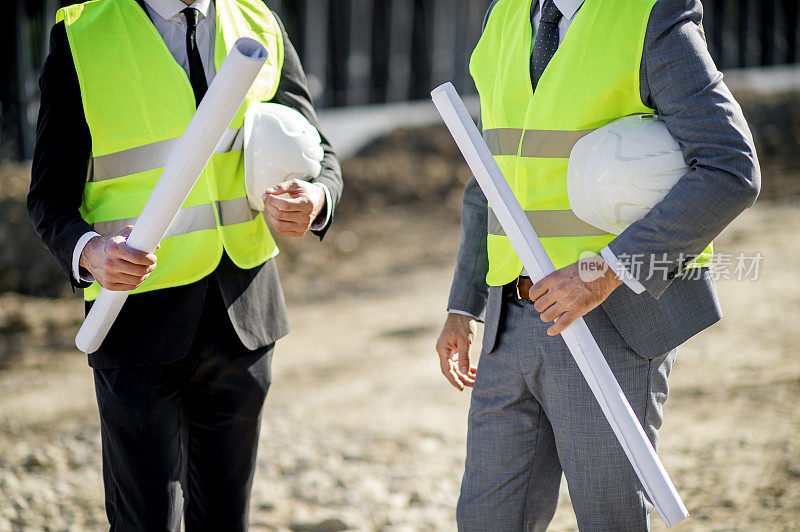 建筑师和工程师在施工现场检查文件和业务流程