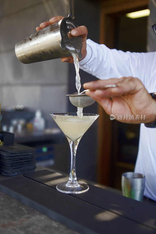 夏日茶点，鸡尾酒和新鲜水果