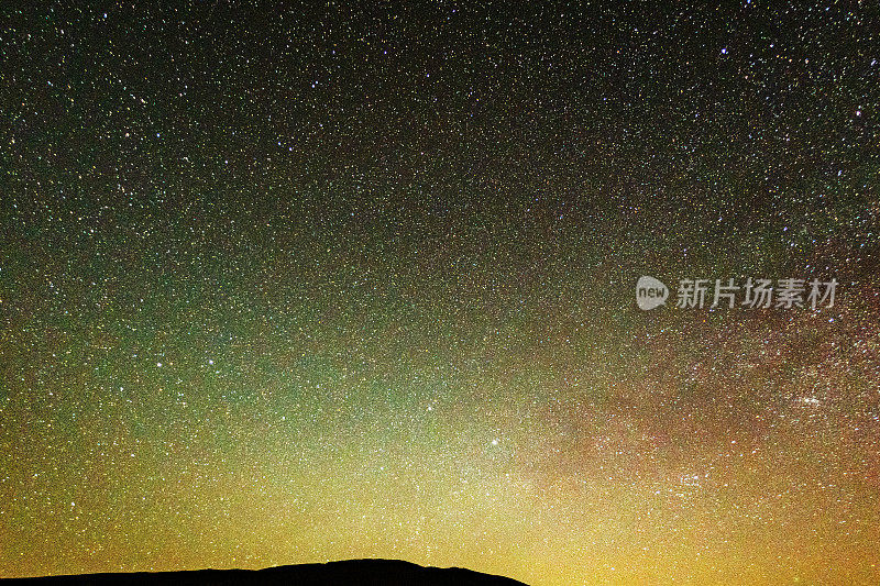 遥远的威尔士乡村上空的昏暗星空