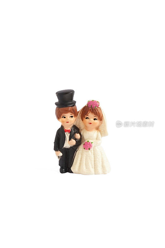 婚礼的夫妇。一对被孤立在白色背景上的新婚夫妇的塑料玩具。爱情和婚姻观念。