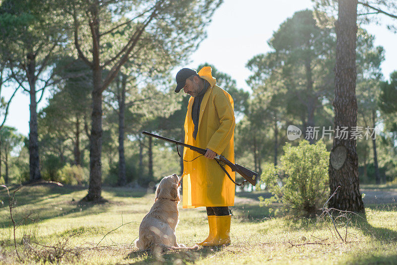 猎人和他的狗在森林里训练