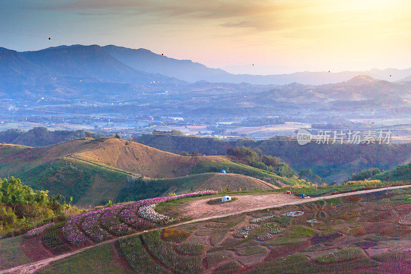 全景的自然景观，风景优美的日出和薄雾的山景在泰国碧差汶北部