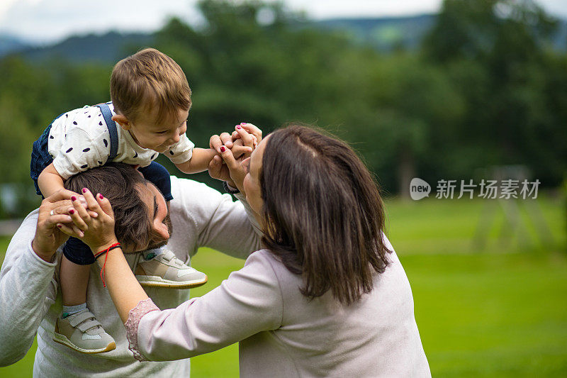 快乐的家庭在公园里度过了美好的时光