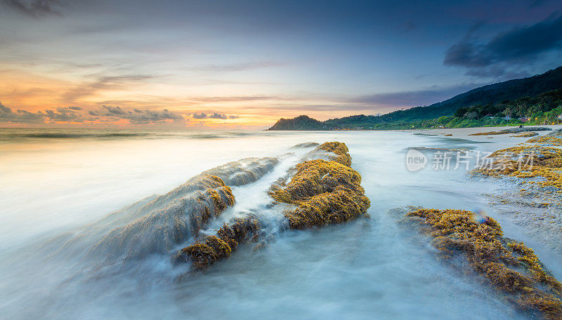 宽镜头美丽的风景日落热带海滩海在泰国南部亚洲