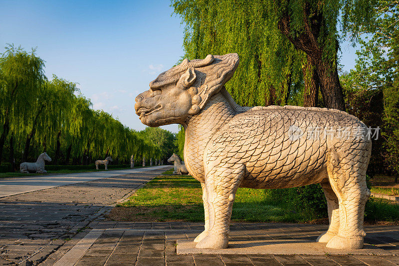 北京明十三陵神道两侧的石狮雕塑