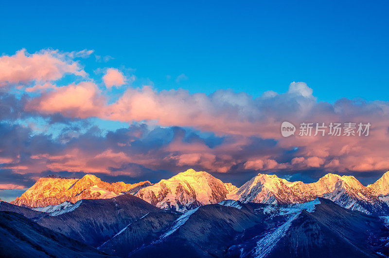 中国四川省康定贡嘎山的阳光金山