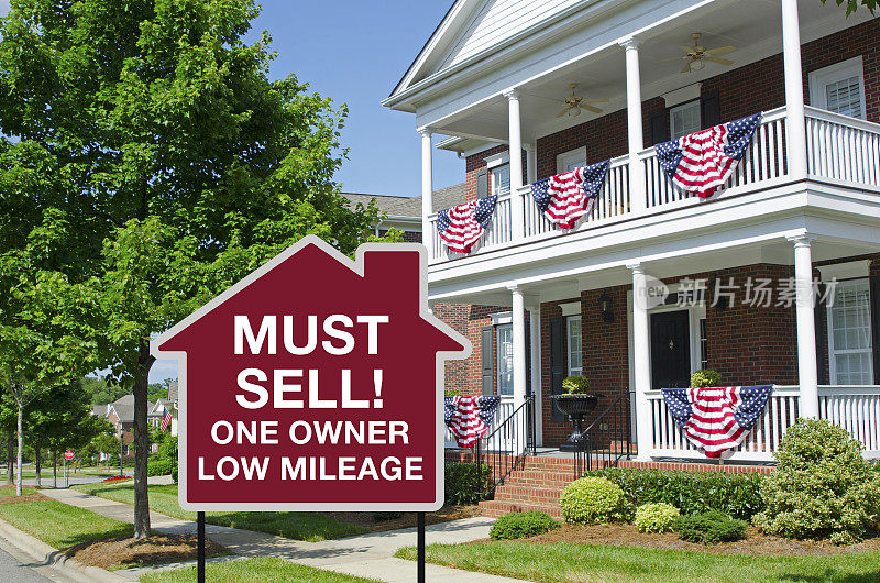 必须出售!一个车主，低里程，在家门口用美国国旗和旗帜警告金融危机