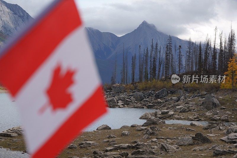 加拿大落基山脉的国旗，班夫国家公园