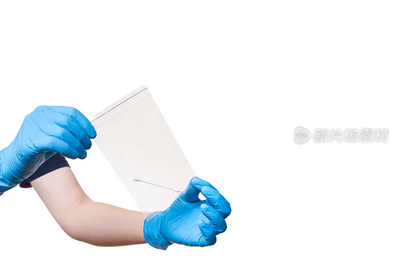 手戴蓝色无菌手套，手持密封袋，用棉签进行样本涂片分析，进行病毒疾病的药物测试。