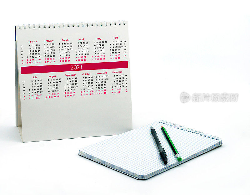 钢笔和铅笔，白色背景的记事本，记事本和2021年日历