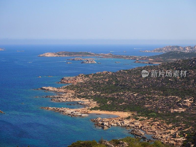 意大利撒丁岛马达莱纳岛全景公路鸟瞰图