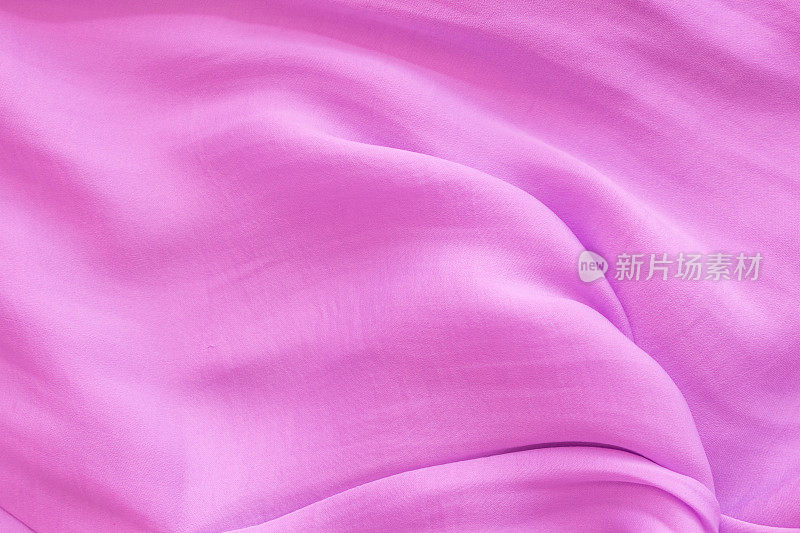 紫色柔软的织物在轻折叠布局与太阳高光和阴影。夏季概念，女性化的趋势，flatlay
