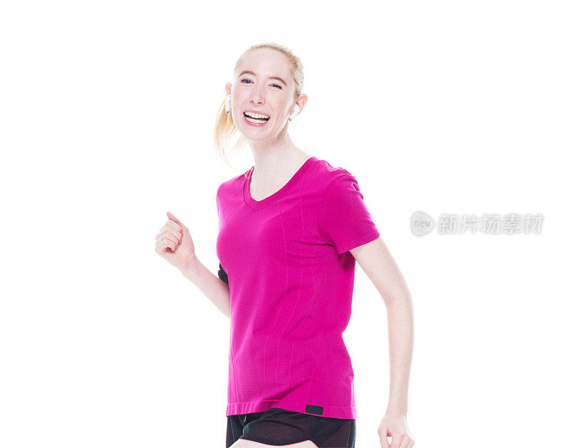 白人年轻女性穿着运动服，使用mp3在白色背景下锻炼