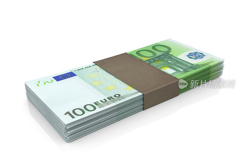 一堆钞票孤立在白色的欧元钞票上