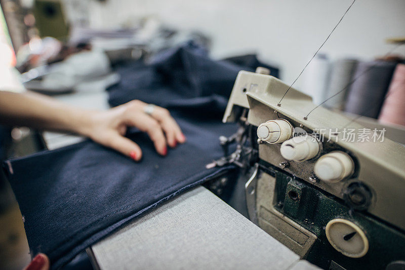 女人在缝纫机上工作的特写