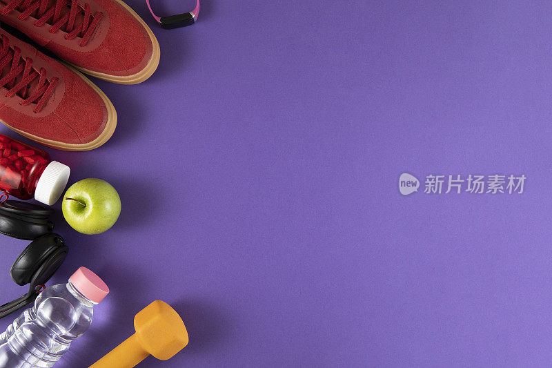 采购产品运动设备和配件鞋子哑铃在紫色的背景