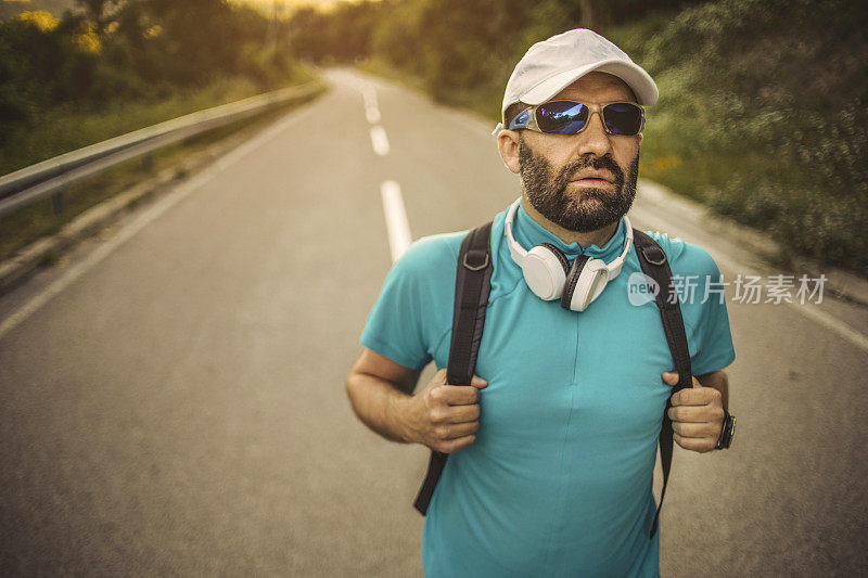 一个运动员在国家公园的街道上跑步进行锻炼-下午的体育活动