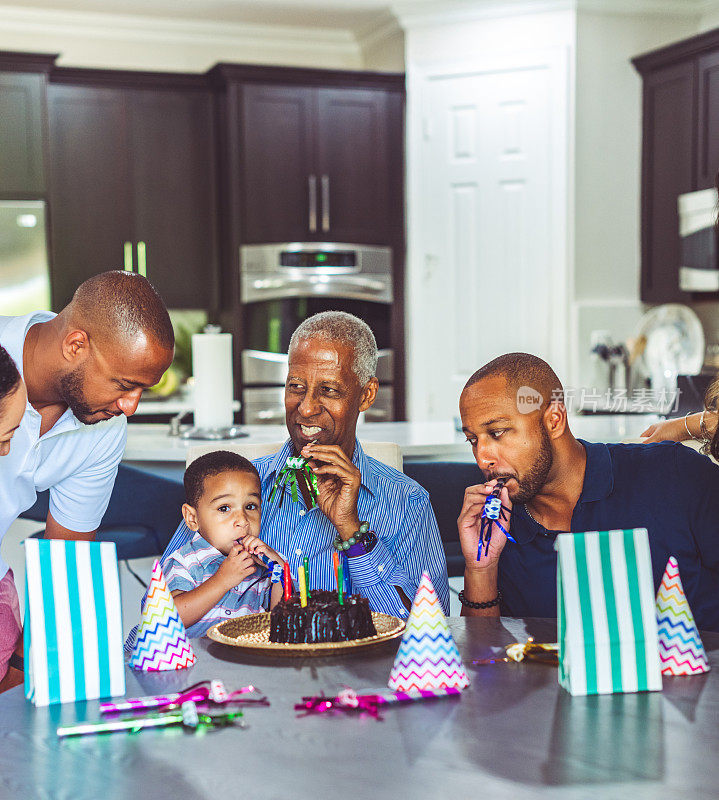 非裔美国人祖父和孙子以及家人在家庭生日庆典上