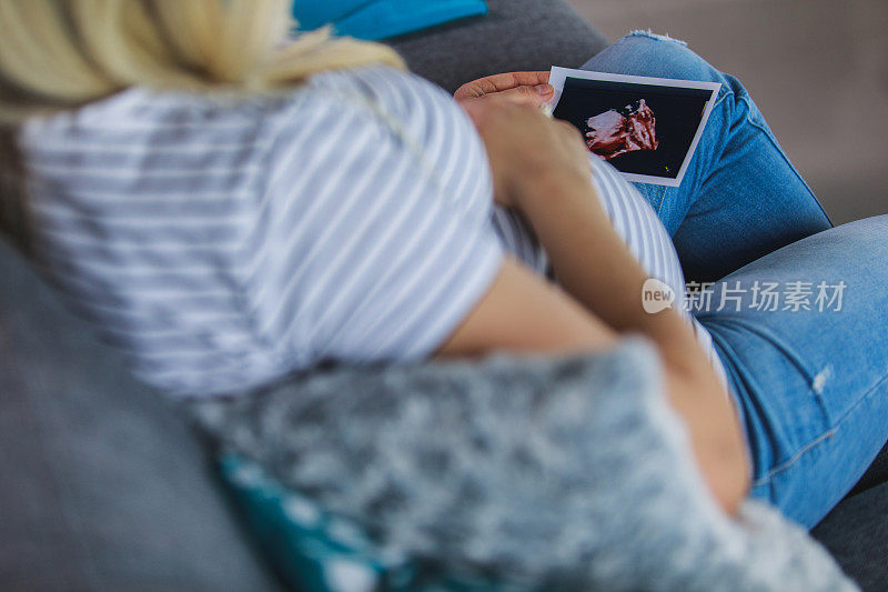 孕妇在看她孩子的超声波图像