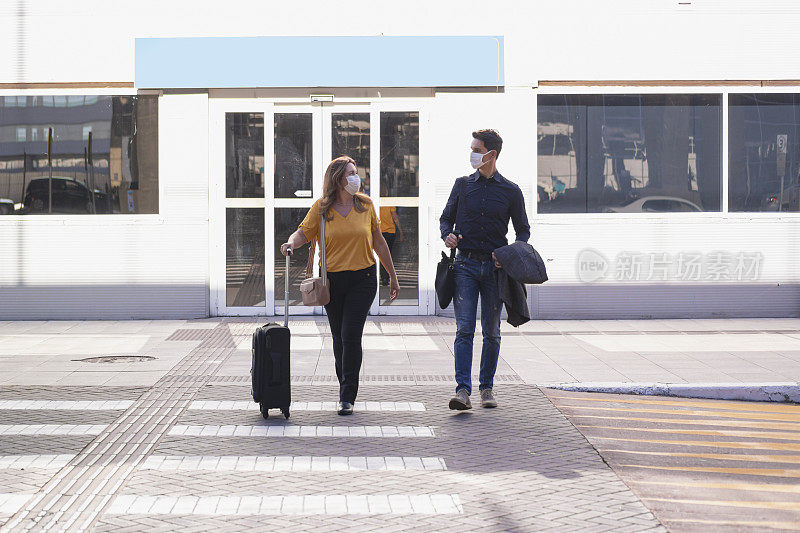 一男一女到达机场。旅行者