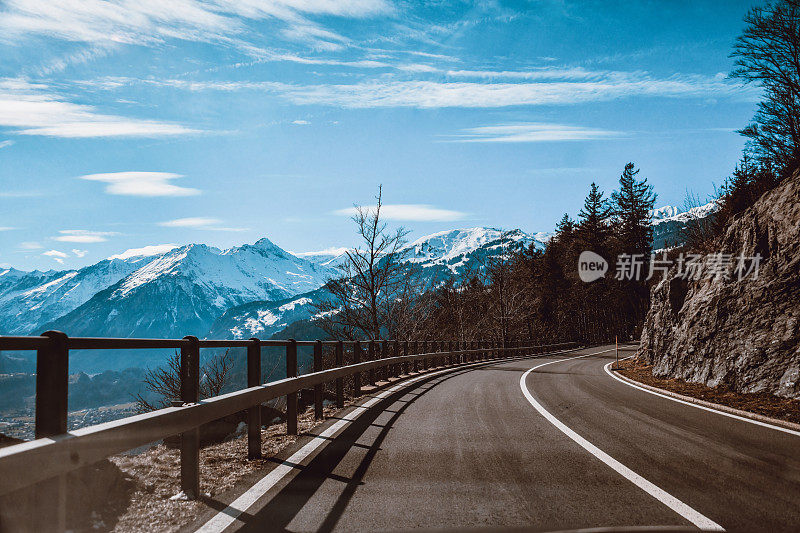 柏油路穿过伯尔尼阿尔卑斯山，瑞士