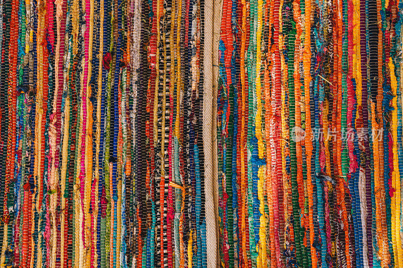充满活力的彩色抹布地毯与纹理和颜色有趣的背景