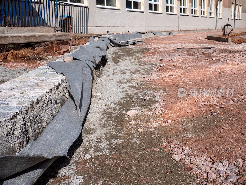 在公路建设中，正在重建天然石墙