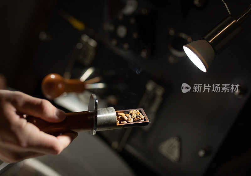 商业烘焙机烘焙咖啡豆的样品。