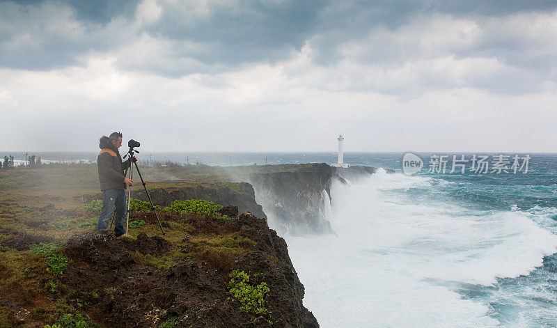 摄影师在台风条件下拍摄海浪照片