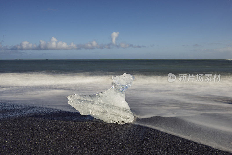 被冲上岸的冰在冰岛的火山海滩上形成