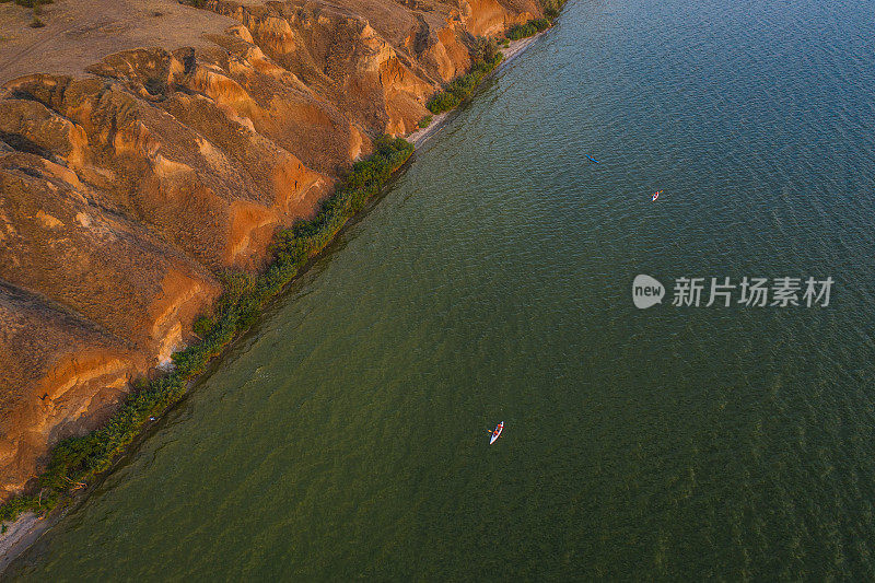 鸟瞰图的一组皮划艇在海上靠近海岸