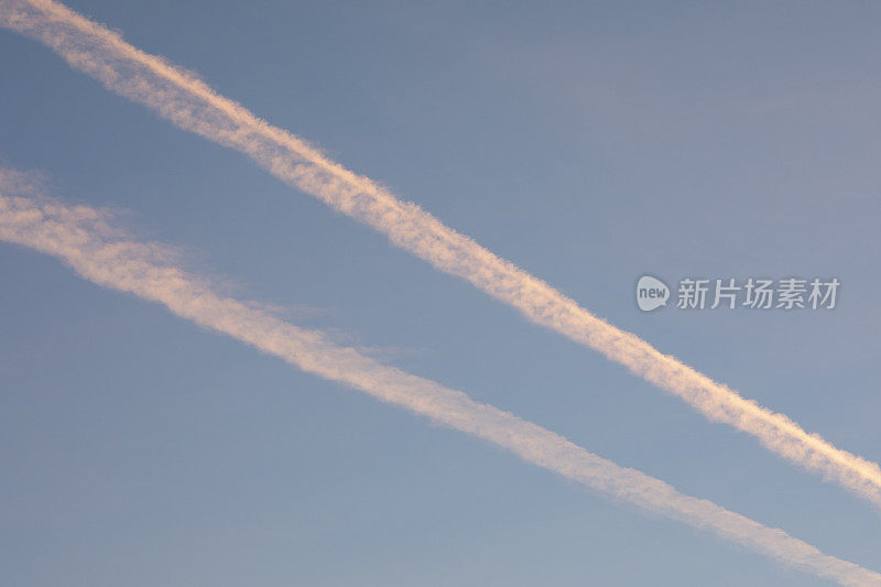 天空中的凝结尾迹