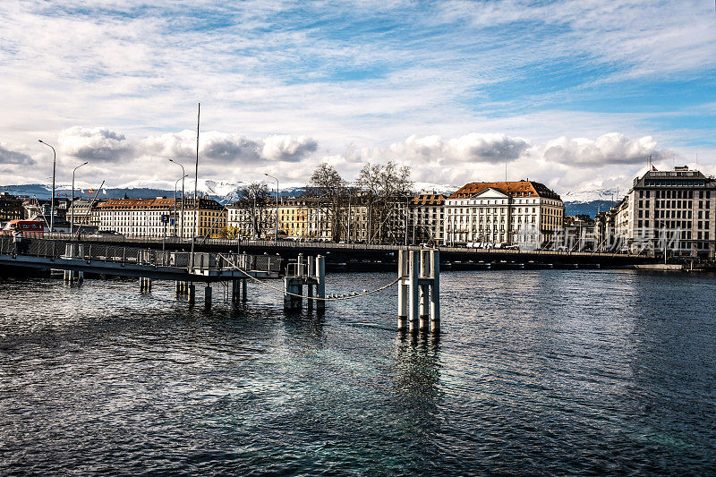 瑞士日内瓦市中心的桥梁和建筑