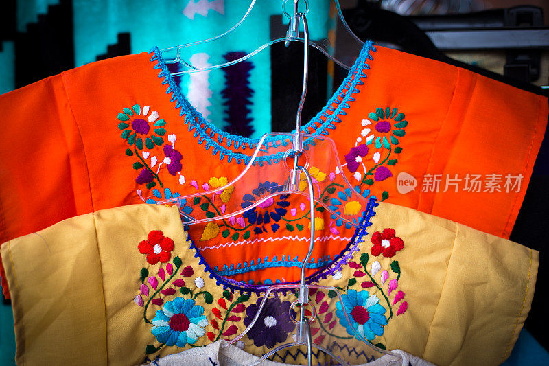 墨西哥:传统的彩色棉衬衫(特写)零售展示