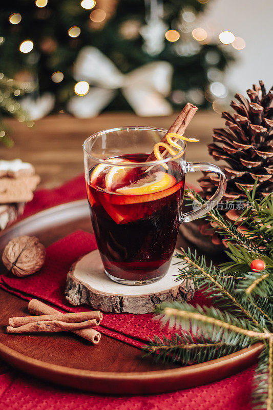 圣诞热葡萄酒Glühwein与香料和圣诞树
