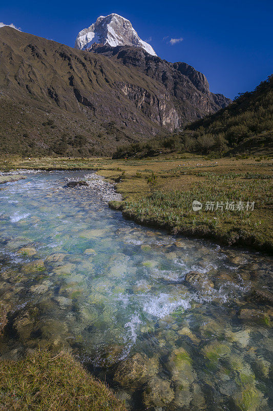 秘鲁安第斯山脉，卡卡山脉，靠近69湖和河流的山谷