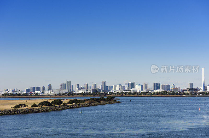 从东京湾地区在东京城市天际线对晴朗的天空