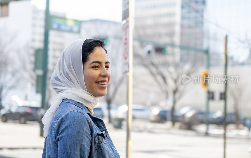 微笑的穆斯林成年女性在城市