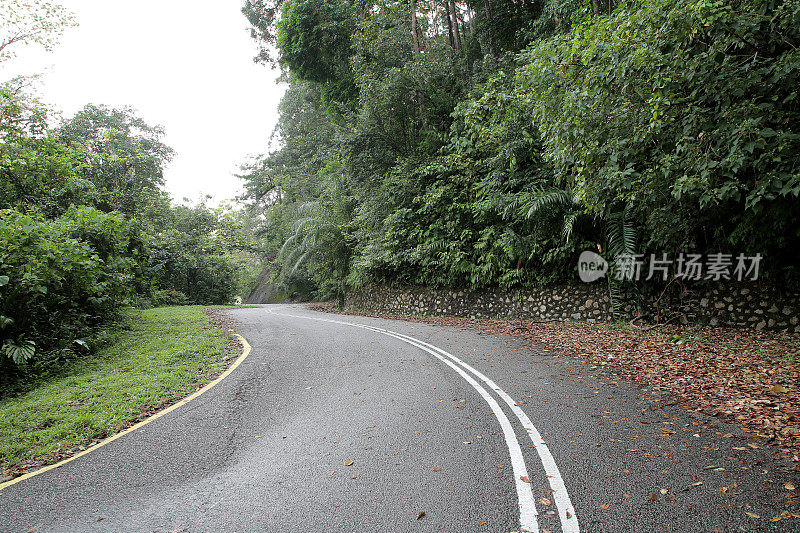 空无一人的道路