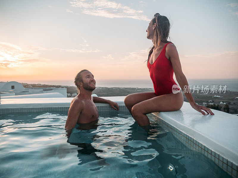 浪漫的情侣在热水浴缸里享受日落