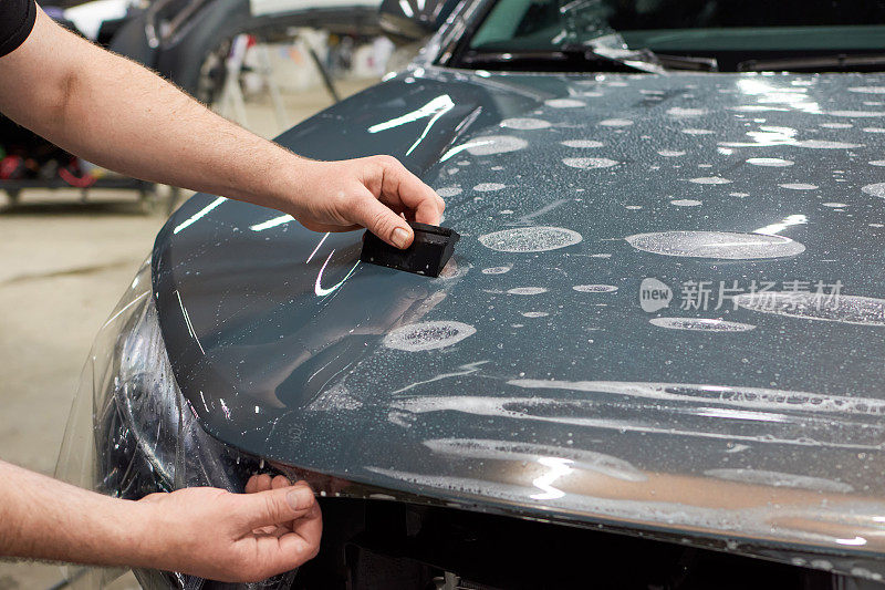 在汽车上安装一层保护漆和透明清漆。PPF聚氨酯膜，保护汽车漆不被石头划伤。