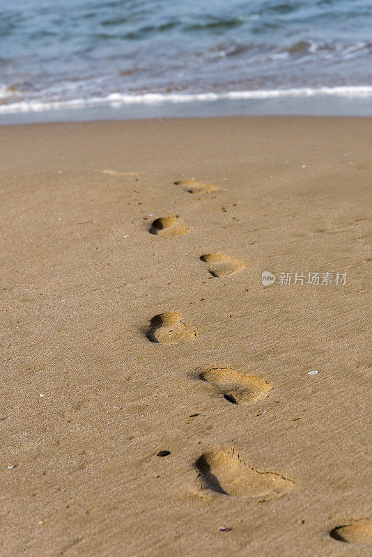 海边沙滩上的鞋印