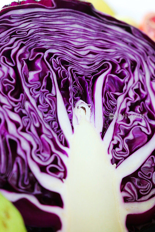 特写图像的高架视图横截面的紫色卷心菜。健康饮食的概念。一天五
