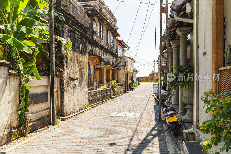 加勒是斯里兰卡最受欢迎的旅游目的地之一，街道上的历史建筑细节。